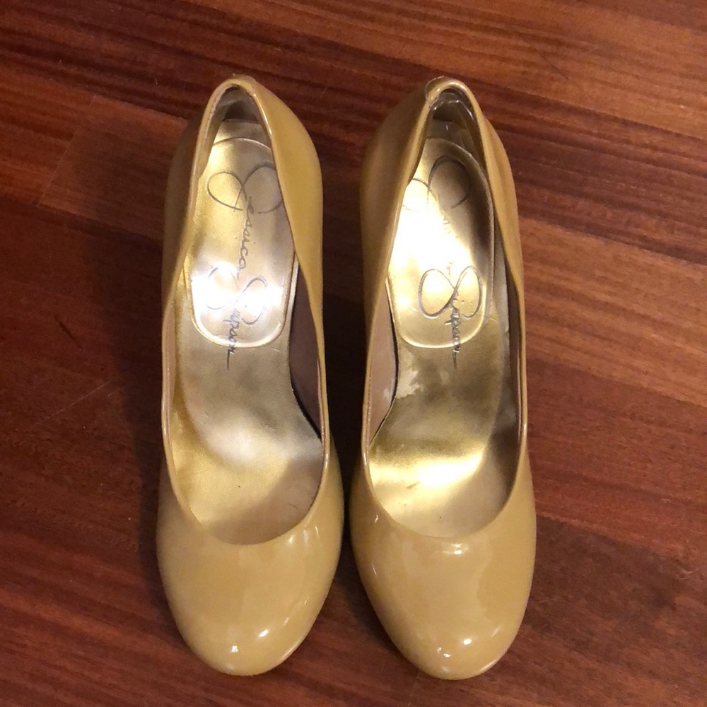 Jessica Simpson pumps